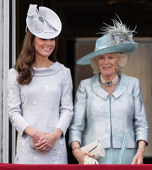 Kate Middleton và Camilla Parker Bowles tại một nghi lễ truyền thống của hoàng gia Anh vào tháng 6 năm 2012 .